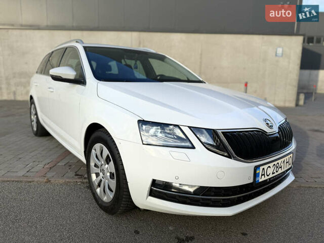 Белый Шкода Октавия, объемом двигателя 2 л и пробегом 319 тыс. км за 15500 $, фото 2 на Automoto.ua
