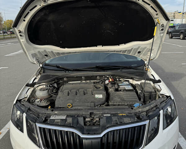 Білий Шкода Октавія, об'ємом двигуна 1.6 л та пробігом 249 тис. км за 14000 $, фото 8 на Automoto.ua