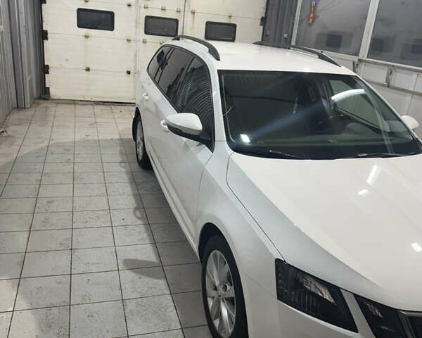 Белый Шкода Октавия, объемом двигателя 1.6 л и пробегом 210 тыс. км за 15500 $, фото 9 на Automoto.ua