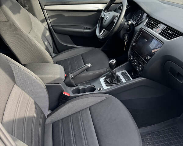 Білий Шкода Октавія, об'ємом двигуна 1.6 л та пробігом 249 тис. км за 14000 $, фото 21 на Automoto.ua