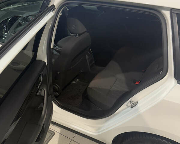 Белый Шкода Октавия, объемом двигателя 1.6 л и пробегом 210 тыс. км за 15500 $, фото 6 на Automoto.ua