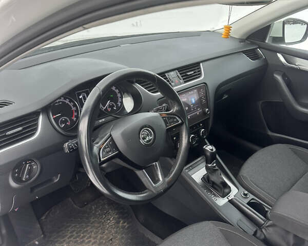 Білий Шкода Октавія, об'ємом двигуна 2.01 л та пробігом 235 тис. км за 14000 $, фото 9 на Automoto.ua