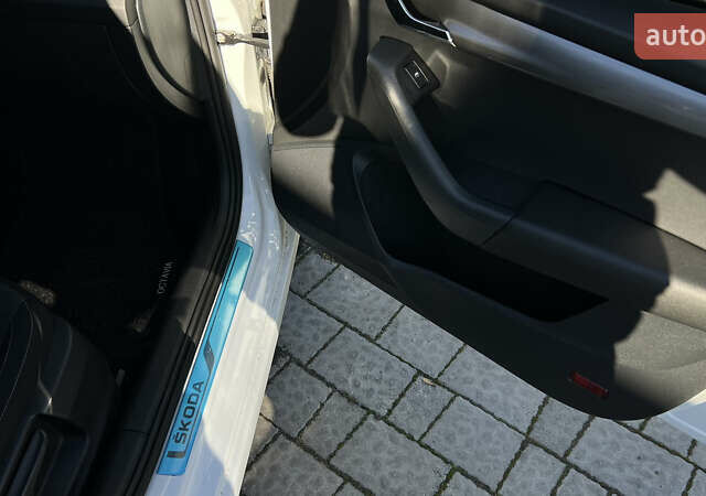 Белый Шкода Октавия, объемом двигателя 2 л и пробегом 201 тыс. км за 14300 $, фото 44 на Automoto.ua