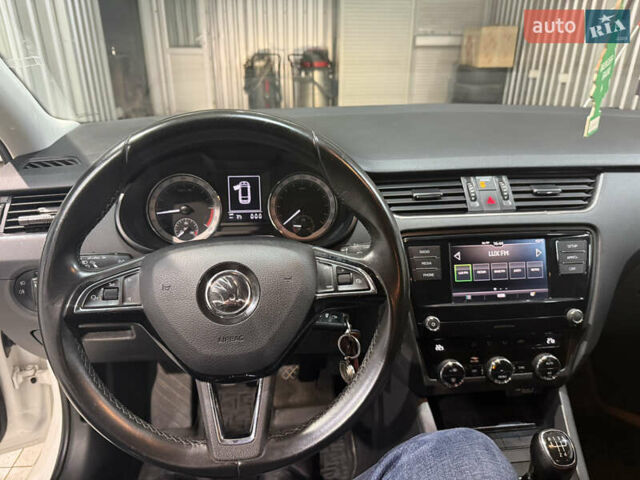 Белый Шкода Октавия, объемом двигателя 1.6 л и пробегом 210 тыс. км за 15500 $, фото 11 на Automoto.ua