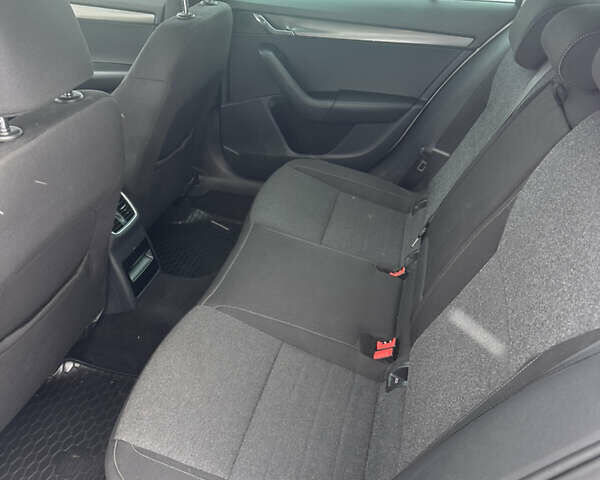 Білий Шкода Октавія, об'ємом двигуна 2.01 л та пробігом 235 тис. км за 14000 $, фото 13 на Automoto.ua