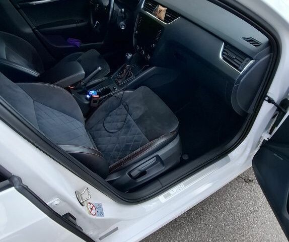 Білий Шкода Октавія, об'ємом двигуна 2 л та пробігом 200 тис. км за 19515 $, фото 6 на Automoto.ua