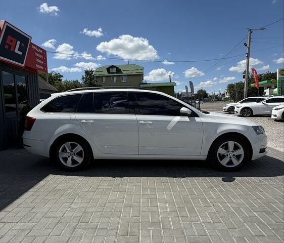 Белый Шкода Октавия, объемом двигателя 2 л и пробегом 218 тыс. км за 15888 $, фото 2 на Automoto.ua