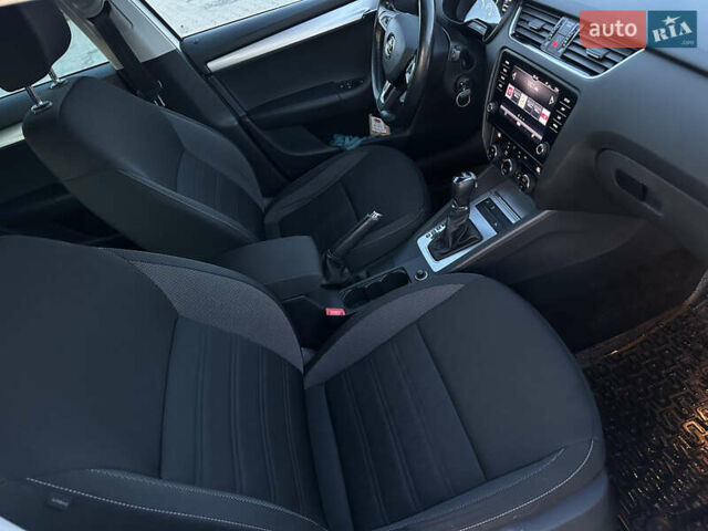 Білий Шкода Октавія, об'ємом двигуна 2 л та пробігом 217 тис. км за 14499 $, фото 27 на Automoto.ua