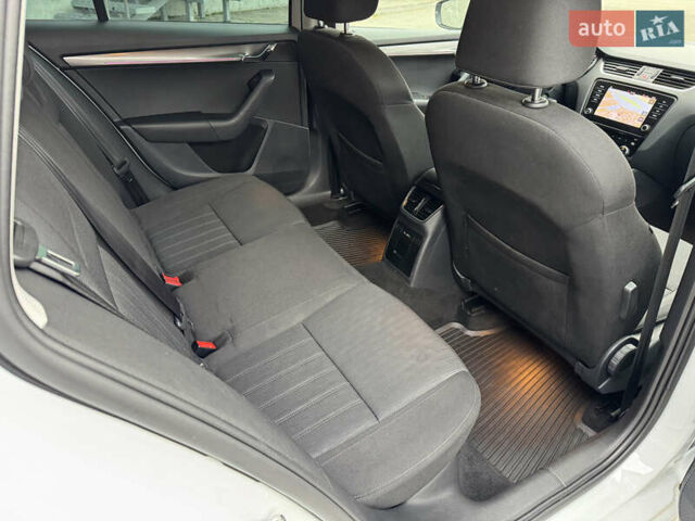 Белый Шкода Октавия, объемом двигателя 1.6 л и пробегом 196 тыс. км за 15499 $, фото 57 на Automoto.ua