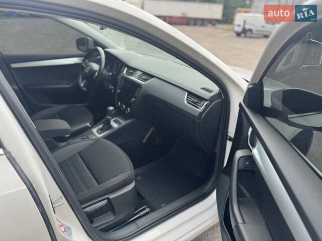 Белый Шкода Октавия, объемом двигателя 2 л и пробегом 230 тыс. км за 16900 $, фото 51 на Automoto.ua