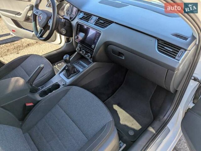 Белый Шкода Октавия, объемом двигателя 1.97 л и пробегом 219 тыс. км за 15300 $, фото 14 на Automoto.ua