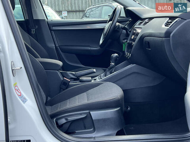 Белый Шкода Октавия, объемом двигателя 2 л и пробегом 200 тыс. км за 17456 $, фото 45 на Automoto.ua