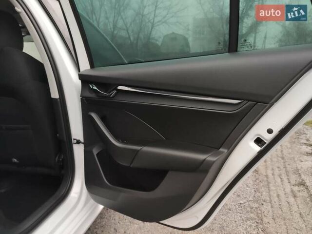 Белый Шкода Октавия, объемом двигателя 2 л и пробегом 310 тыс. км за 17800 $, фото 26 на Automoto.ua