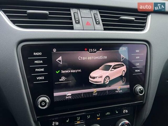 Белый Шкода Октавия, объемом двигателя 2 л и пробегом 193 тыс. км за 18700 $, фото 109 на Automoto.ua
