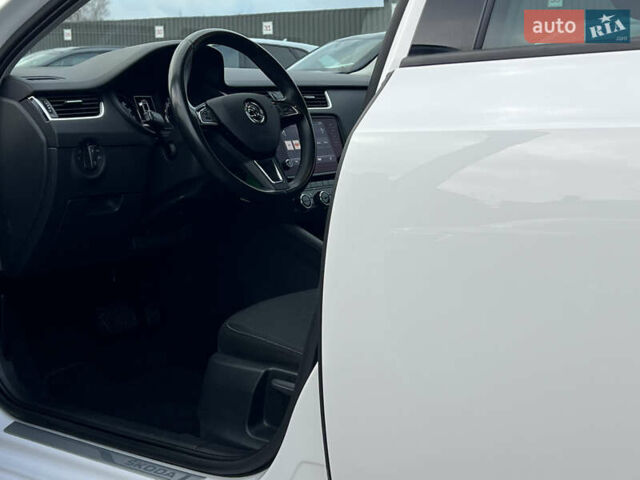 Белый Шкода Октавия, объемом двигателя 2 л и пробегом 200 тыс. км за 17456 $, фото 25 на Automoto.ua