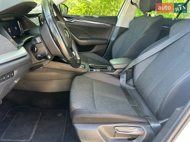 Белый Шкода Октавия, объемом двигателя 2 л и пробегом 235 тыс. км за 18300 $, фото 6 на Automoto.ua