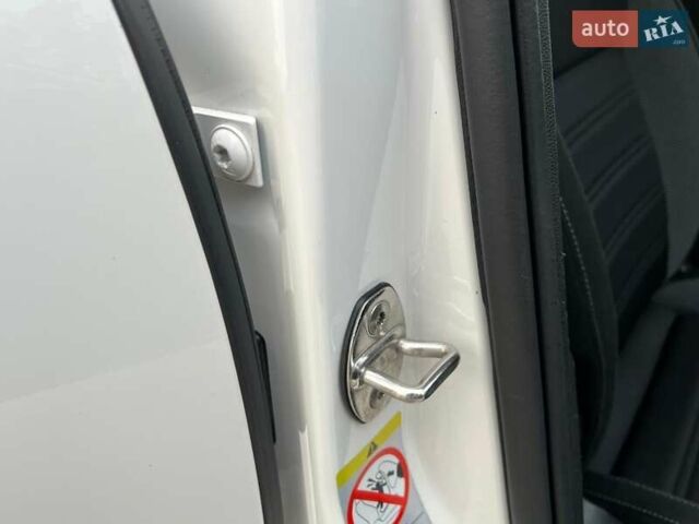 Белый Шкода Октавия, объемом двигателя 2 л и пробегом 193 тыс. км за 18700 $, фото 69 на Automoto.ua