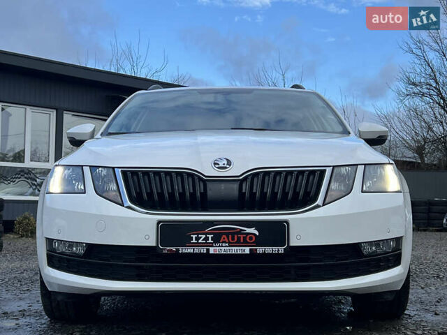 Белый Шкода Октавия, объемом двигателя 2 л и пробегом 200 тыс. км за 17456 $, фото 1 на Automoto.ua