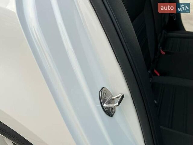 Белый Шкода Октавия, объемом двигателя 2 л и пробегом 193 тыс. км за 18700 $, фото 73 на Automoto.ua