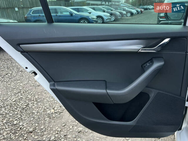 Белый Шкода Октавия, объемом двигателя 2 л и пробегом 200 тыс. км за 17456 $, фото 34 на Automoto.ua