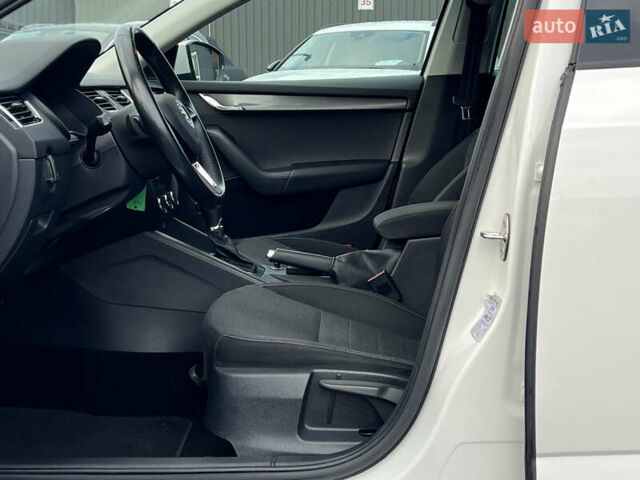 Белый Шкода Октавия, объемом двигателя 2 л и пробегом 200 тыс. км за 17456 $, фото 26 на Automoto.ua