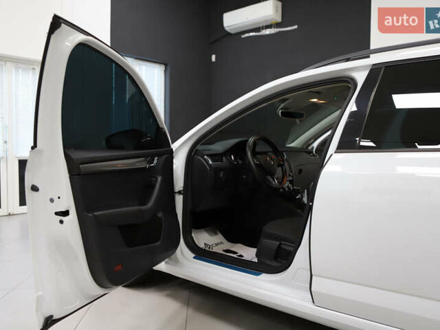 Белый Шкода Октавия, объемом двигателя 2 л и пробегом 170 тыс. км за 17888 $, фото 64 на Automoto.ua