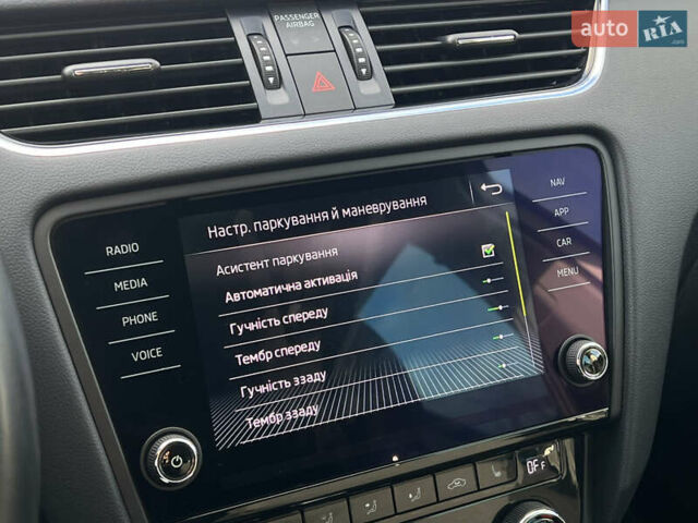 Белый Шкода Октавия, объемом двигателя 2 л и пробегом 200 тыс. км за 17456 $, фото 79 на Automoto.ua