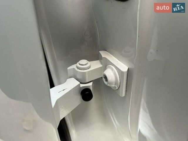 Белый Шкода Октавия, объемом двигателя 2 л и пробегом 193 тыс. км за 17999 $, фото 76 на Automoto.ua