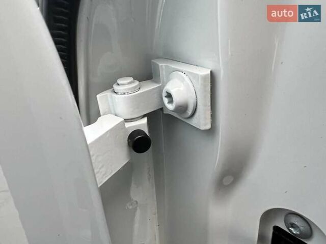 Белый Шкода Октавия, объемом двигателя 2 л и пробегом 193 тыс. км за 18700 $, фото 77 на Automoto.ua