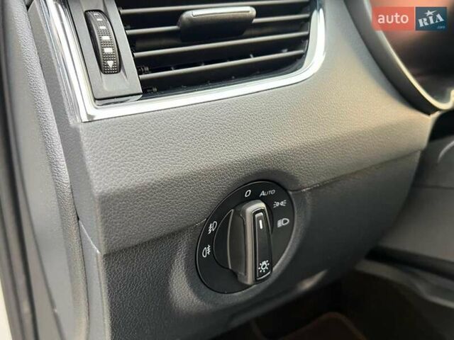 Белый Шкода Октавия, объемом двигателя 2 л и пробегом 193 тыс. км за 17999 $, фото 62 на Automoto.ua