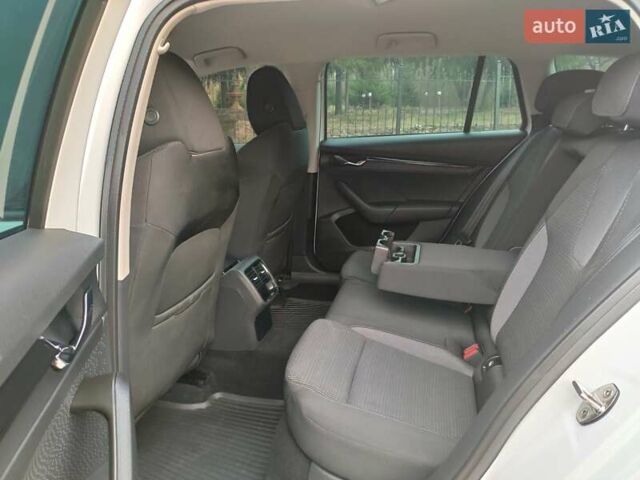 Белый Шкода Октавия, объемом двигателя 2 л и пробегом 310 тыс. км за 17800 $, фото 51 на Automoto.ua