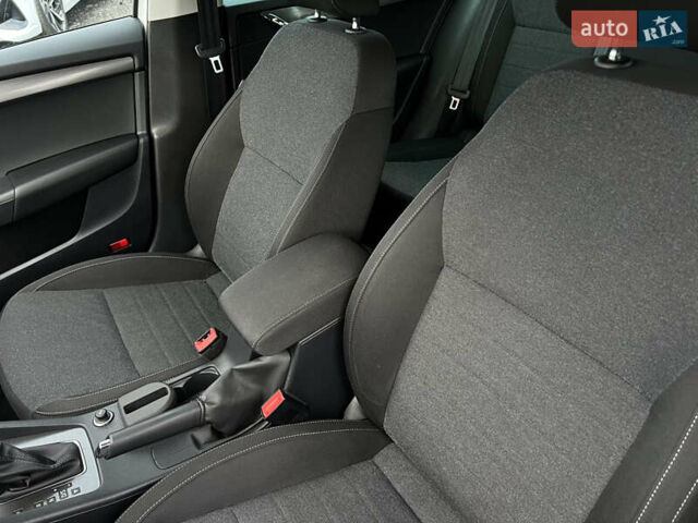 Белый Шкода Октавия, объемом двигателя 2 л и пробегом 200 тыс. км за 17456 $, фото 28 на Automoto.ua