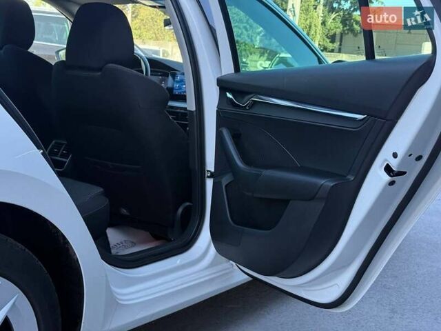 Білий Шкода Октавія, об'ємом двигуна 1.97 л та пробігом 200 тис. км за 19999 $, фото 60 на Automoto.ua