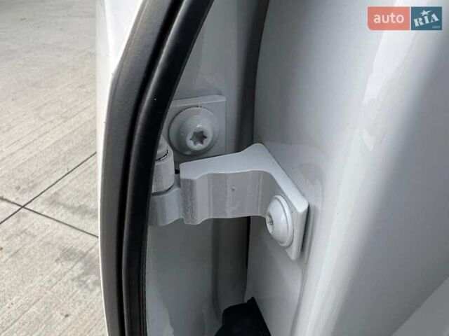 Белый Шкода Октавия, объемом двигателя 2 л и пробегом 193 тыс. км за 18700 $, фото 75 на Automoto.ua