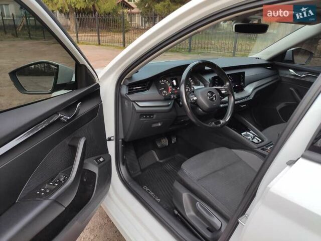 Белый Шкода Октавия, объемом двигателя 2 л и пробегом 310 тыс. км за 17800 $, фото 22 на Automoto.ua