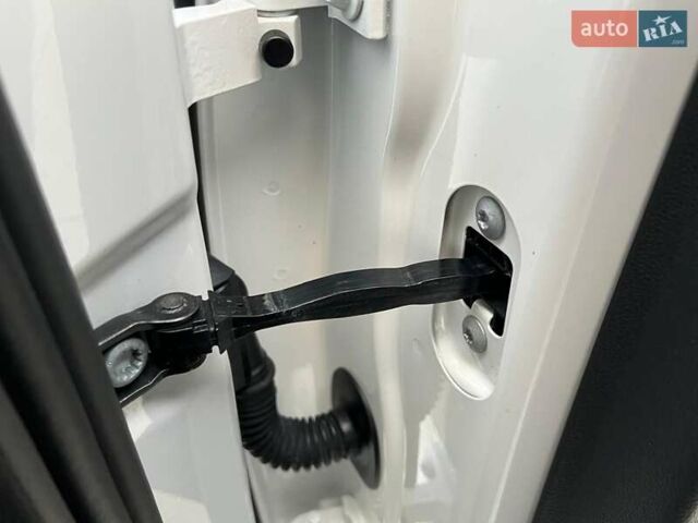 Белый Шкода Октавия, объемом двигателя 2 л и пробегом 193 тыс. км за 17999 $, фото 78 на Automoto.ua