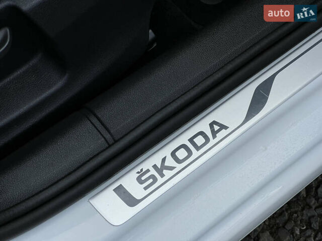 Белый Шкода Октавия, объемом двигателя 2 л и пробегом 200 тыс. км за 17456 $, фото 62 на Automoto.ua