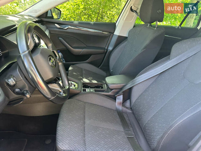 Белый Шкода Октавия, объемом двигателя 2 л и пробегом 235 тыс. км за 18300 $, фото 7 на Automoto.ua