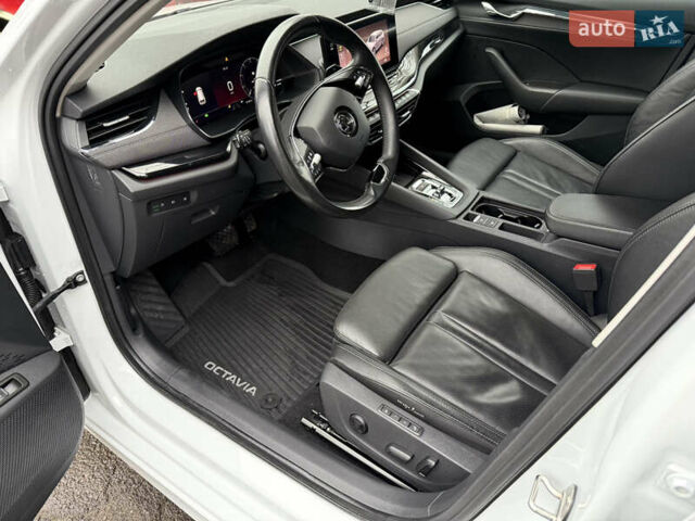 Белый Шкода Октавия, объемом двигателя 2 л и пробегом 180 тыс. км за 22400 $, фото 65 на Automoto.ua