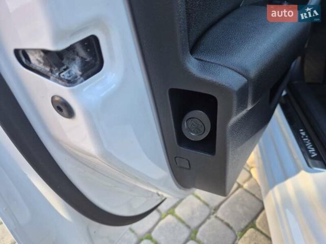 Белый Шкода Октавия, объемом двигателя 2 л и пробегом 218 тыс. км за 21800 $, фото 13 на Automoto.ua