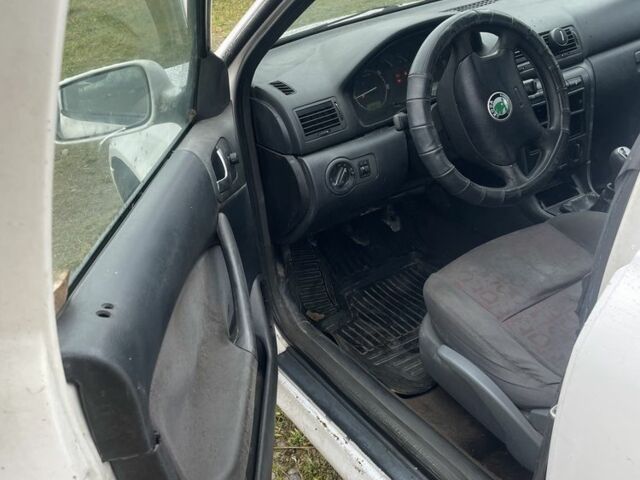 Белый Шкода Октавия, объемом двигателя 0 л и пробегом 300 тыс. км за 1150 $, фото 5 на Automoto.ua