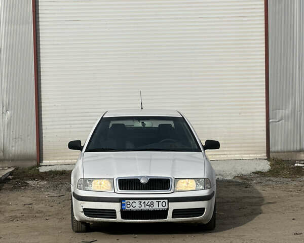 Белый Шкода Октавия, объемом двигателя 1.6 л и пробегом 205 тыс. км за 3190 $, фото 2 на Automoto.ua