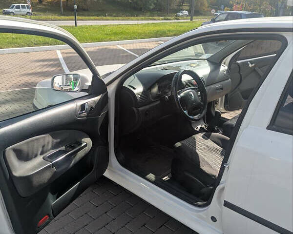 Білий Шкода Октавія, об'ємом двигуна 1.6 л та пробігом 258 тис. км за 4100 $, фото 14 на Automoto.ua