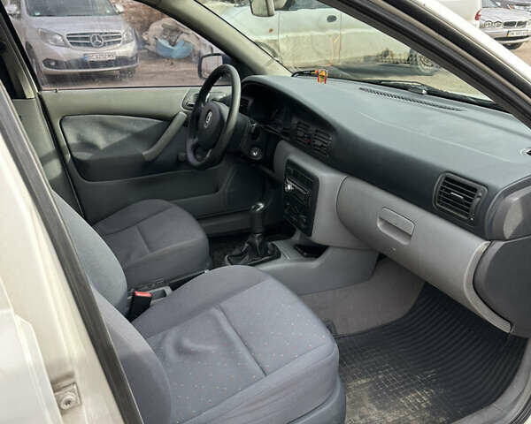 Белый Шкода Октавия, объемом двигателя 1.6 л и пробегом 205 тыс. км за 3190 $, фото 4 на Automoto.ua