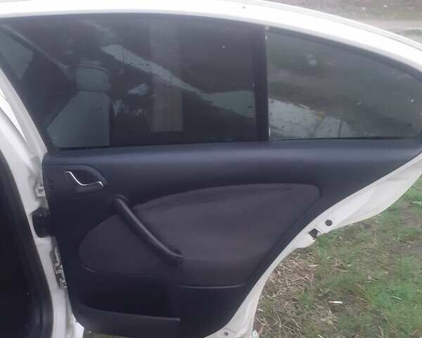 Белый Шкода Октавия, объемом двигателя 1.8 л и пробегом 275 тыс. км за 3300 $, фото 5 на Automoto.ua