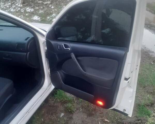 Белый Шкода Октавия, объемом двигателя 1.8 л и пробегом 275 тыс. км за 3300 $, фото 4 на Automoto.ua