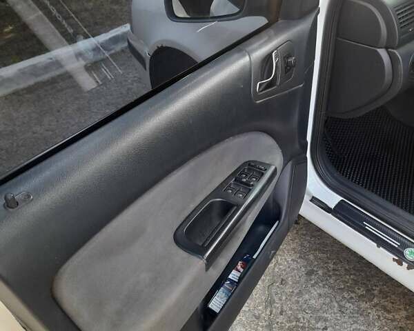 Белый Шкода Октавия, объемом двигателя 1.6 л и пробегом 400 тыс. км за 4500 $, фото 11 на Automoto.ua