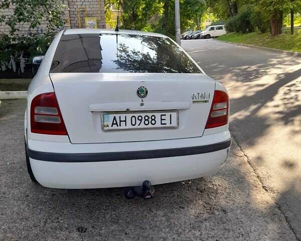 Белый Шкода Октавия, объемом двигателя 1.6 л и пробегом 400 тыс. км за 4500 $, фото 1 на Automoto.ua