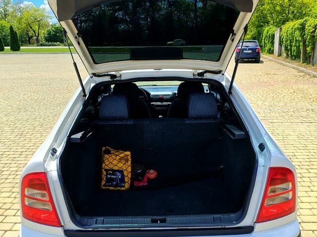 Белый Шкода Октавия, объемом двигателя 1.6 л и пробегом 202 тыс. км за 3500 $, фото 2 на Automoto.ua