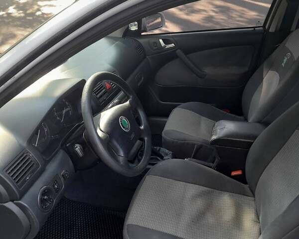 Белый Шкода Октавия, объемом двигателя 1.6 л и пробегом 400 тыс. км за 4500 $, фото 2 на Automoto.ua
